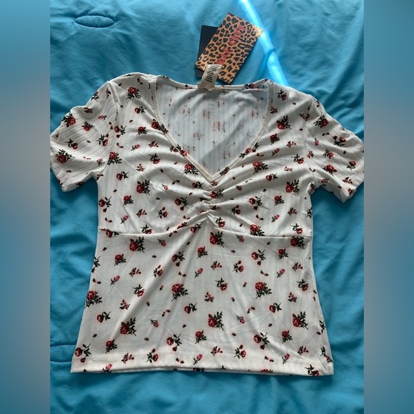 bae city Tops - NWT Crop top with cute flowers size Medium